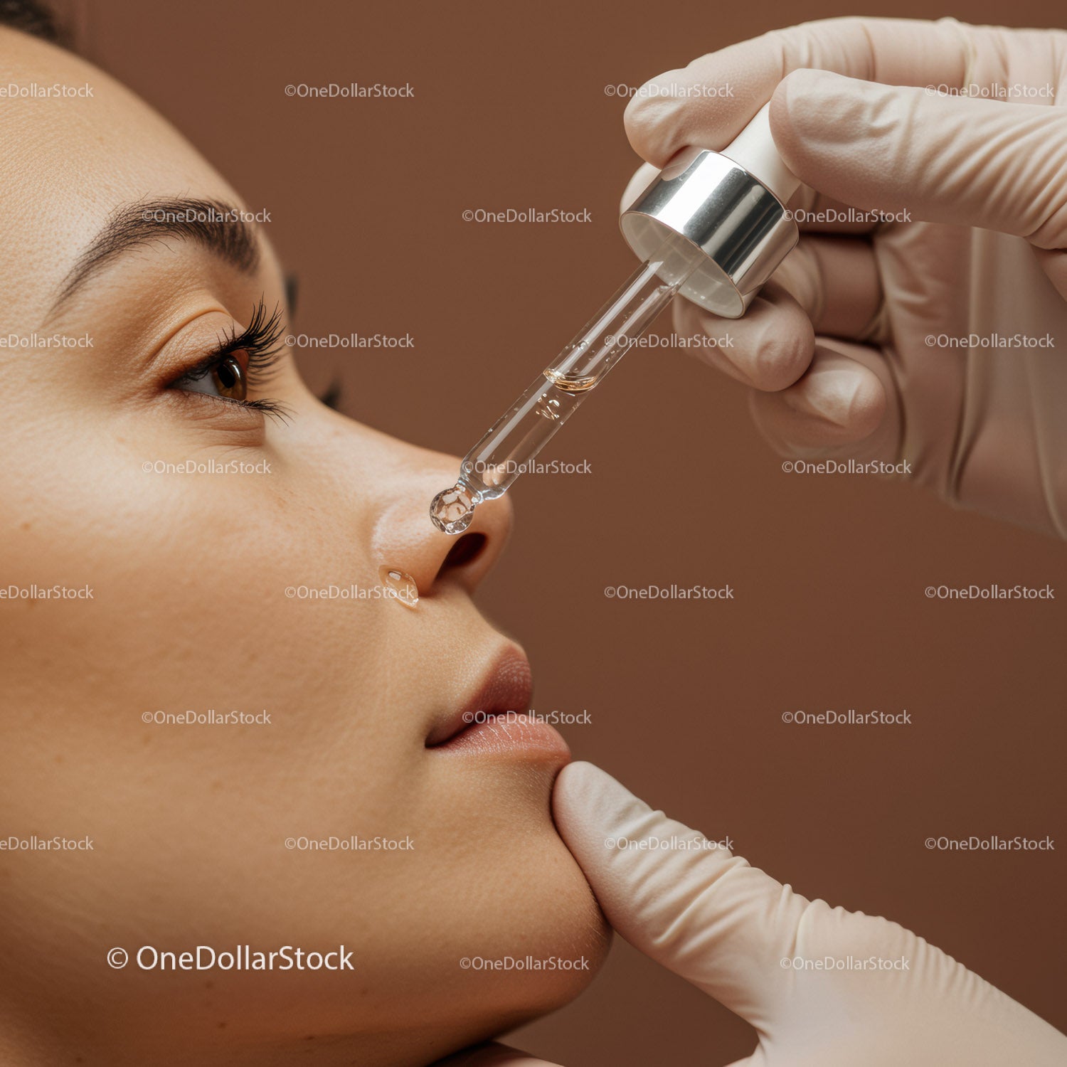 Profesjonalna kobieta otrzymująca serum do pielęgnacji skóry w spa