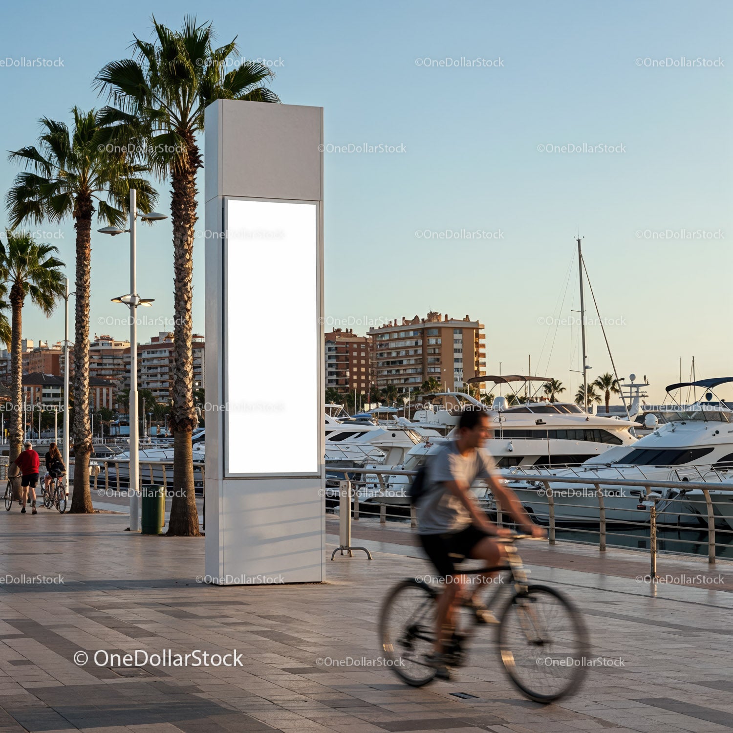 Promenada Sunny Marina z rowerzystą i pustym billboardem