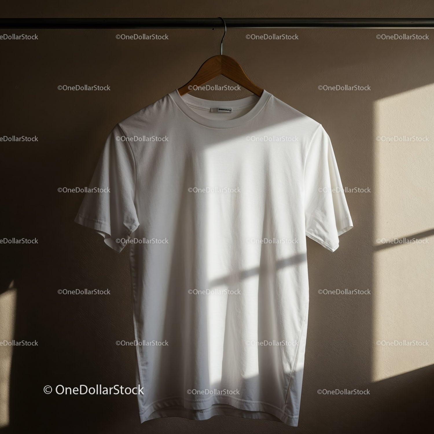 Minimalistyczna biała koszulka wisząca na drewnianym wieszaku