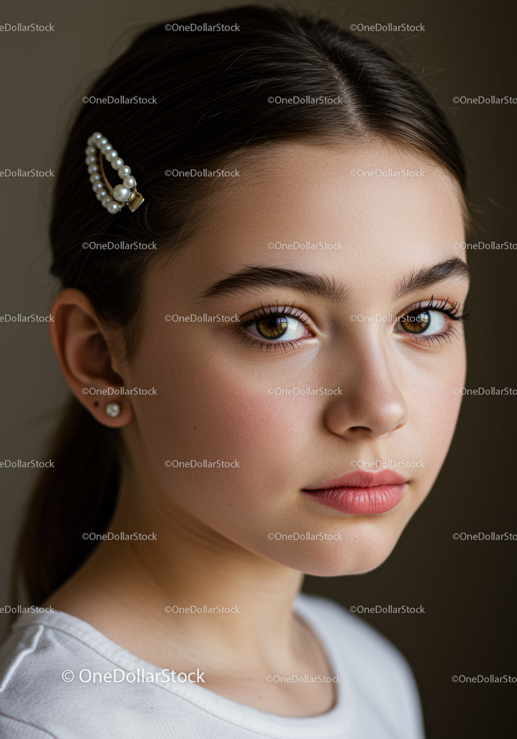 Elegancka młoda kobieta z brązowymi oczami i perłową spinką do włosów
