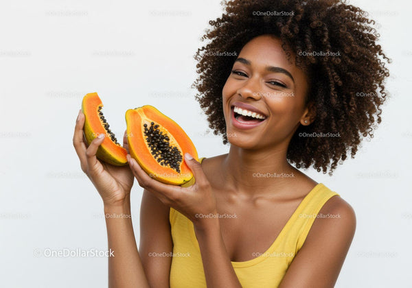 Uśmiechnięta kobieta trzymająca soczyste plastry papai w jasnym, letnim otoczeniu