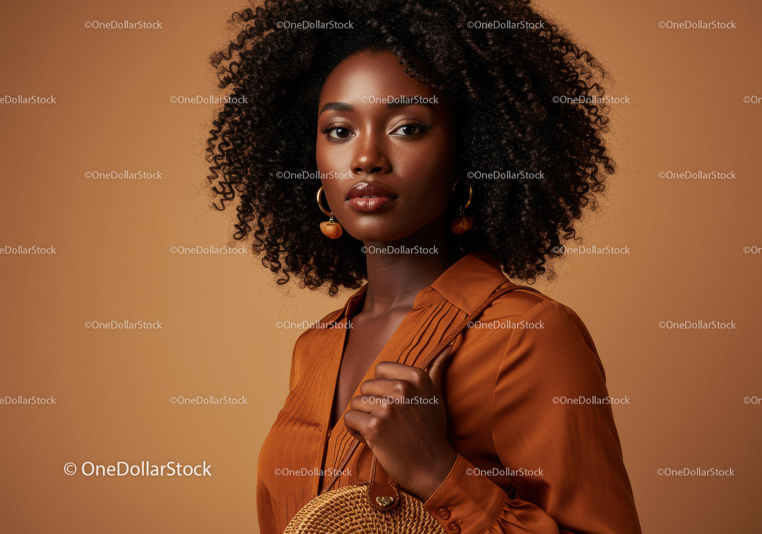 Elegancka Afroamerykanka z kręconymi włosami w stylowej pomarańczowej bluzce