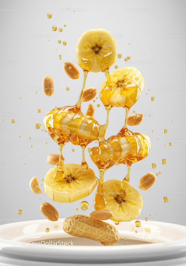 Plastry banana i orzeszki ziemne polane złotym miodem