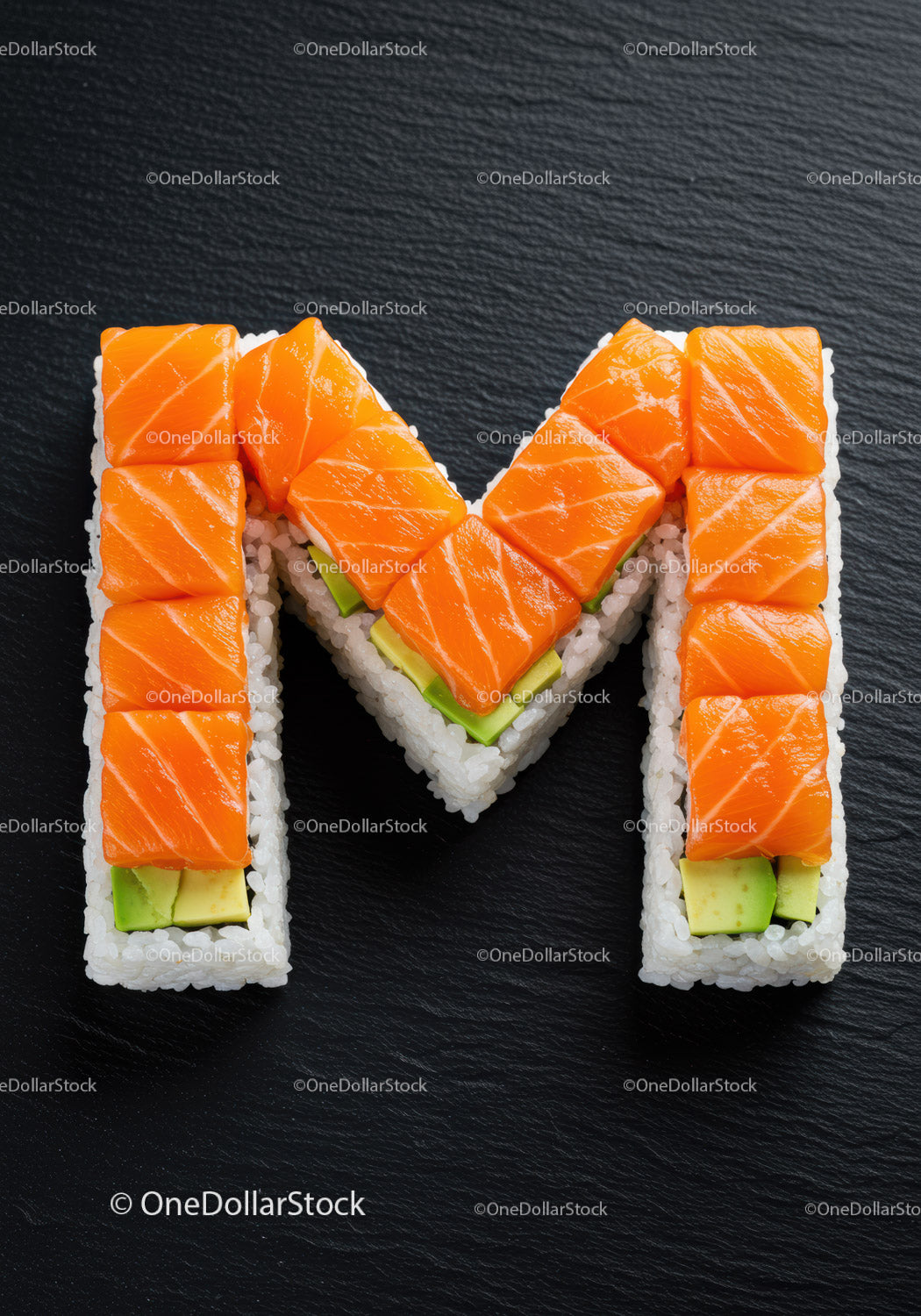 Świeże rolki sushi z łososiem ułożone w literę M