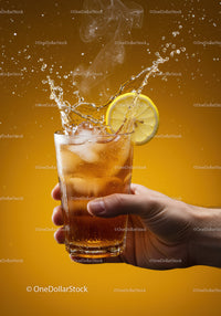 Refreshing iced tea splash with lemon slice