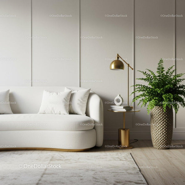 Minimalistyczna biała sofa z eleganckim złotym stolikiem bocznym i paprocią