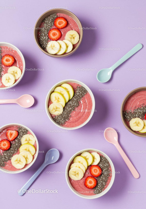 Świeże miski smoothie z nasionami chia na fioletowym tle