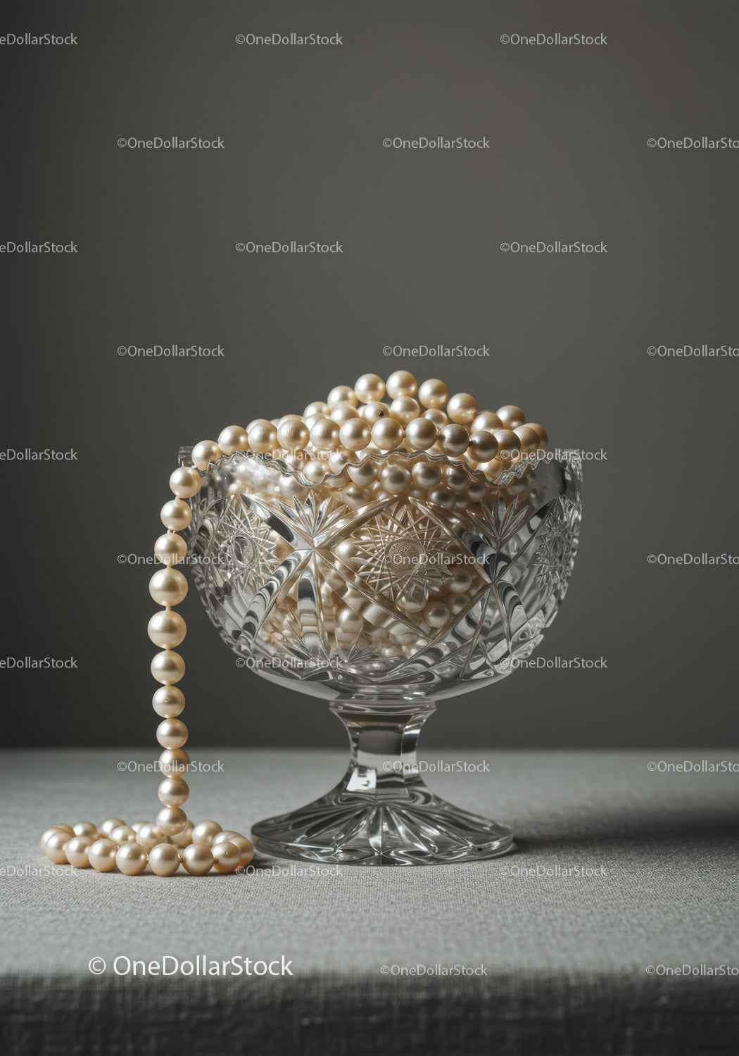 Elegant Crystal Bowl with Pearls for Luxury Jewelry Display