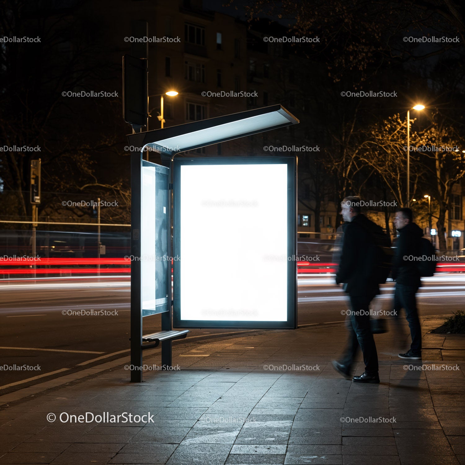 Pusty, oświetlony billboard przystanku autobusowego na ulicy miejskiej w nocy