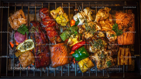 Różnorodne Grillowane Szaszłyki z Mięsem i Warzywami na Grillu