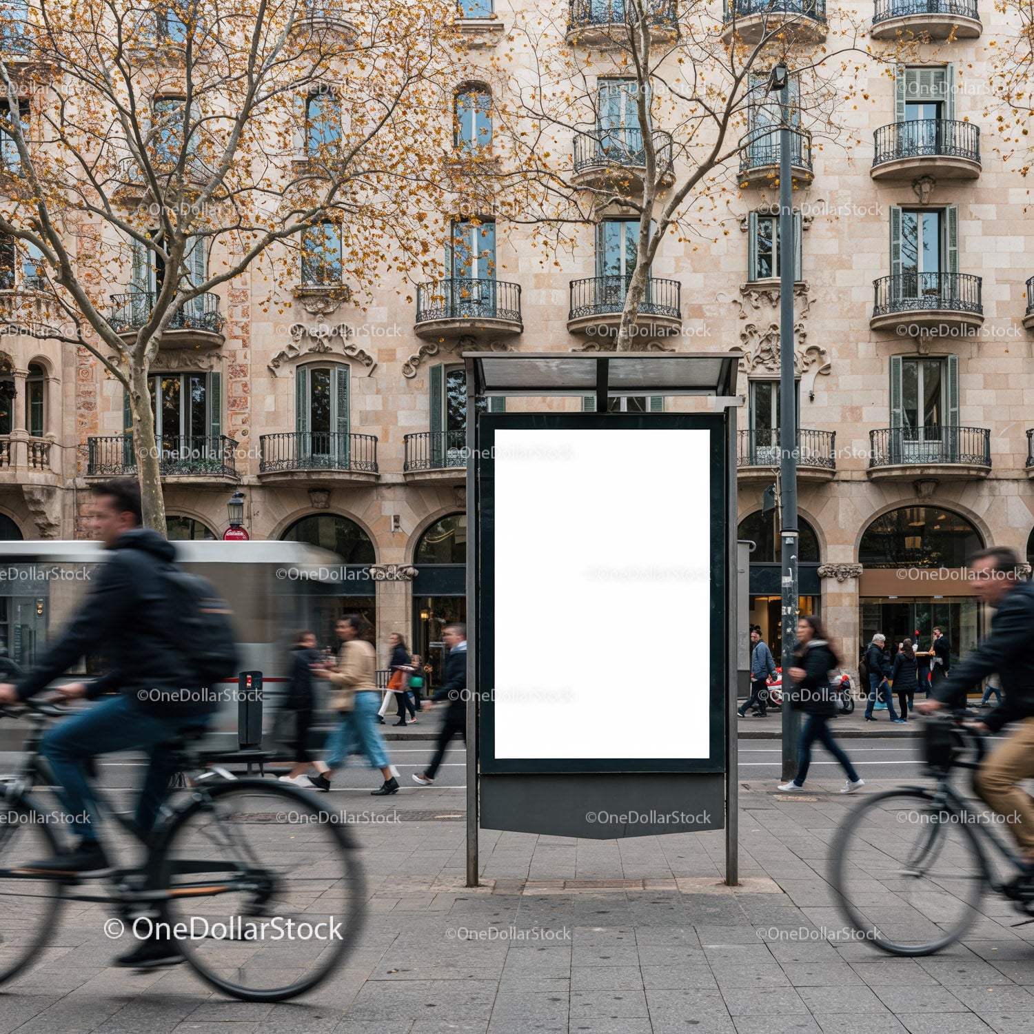 Pusty miejski billboard na ruchliwej ulicy miasta z rowerzystami
