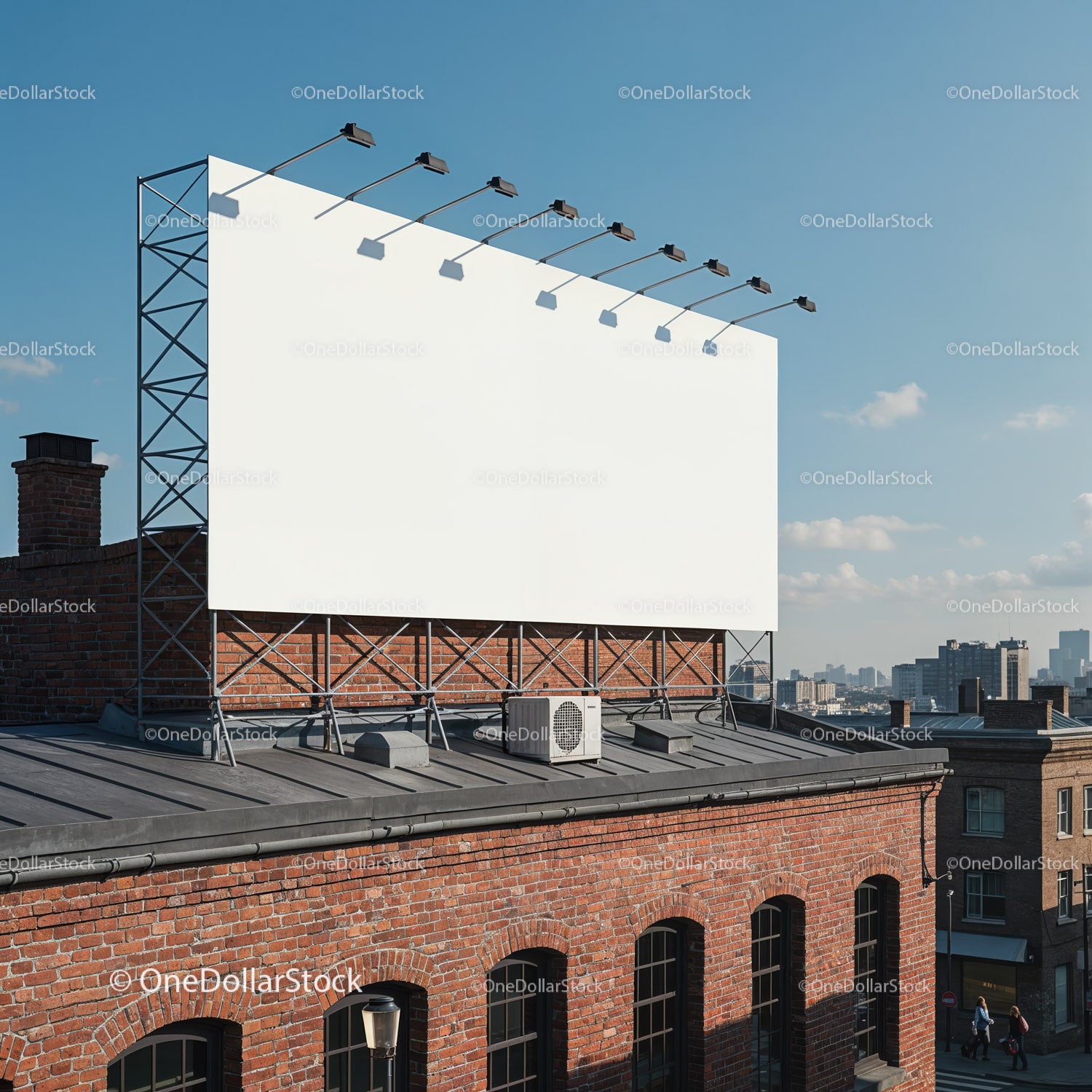 Pusty billboard na dachu miejskiego budynku z cegły