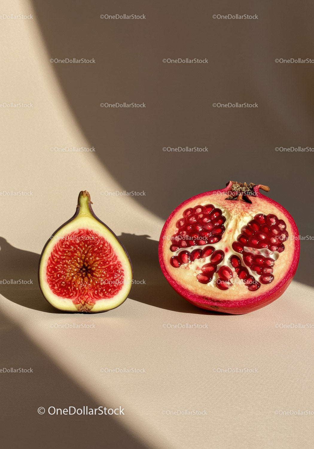 Świeże połówki fig i granatu na beżowym tle
