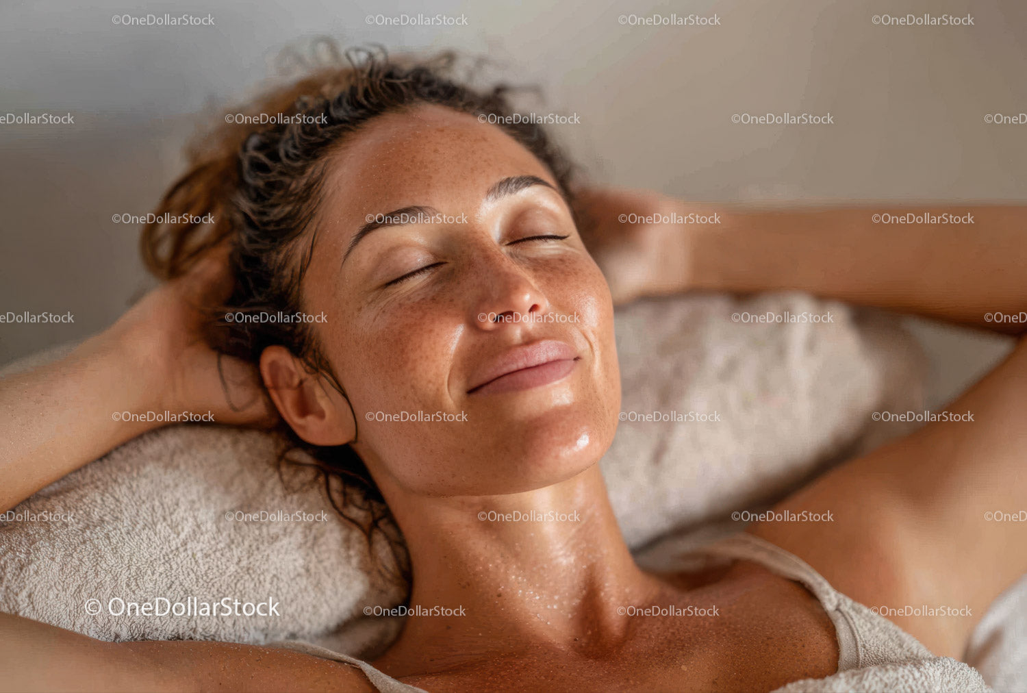 Relaksująca się kobieta otrzymująca masaż twarzy w spa Wellness