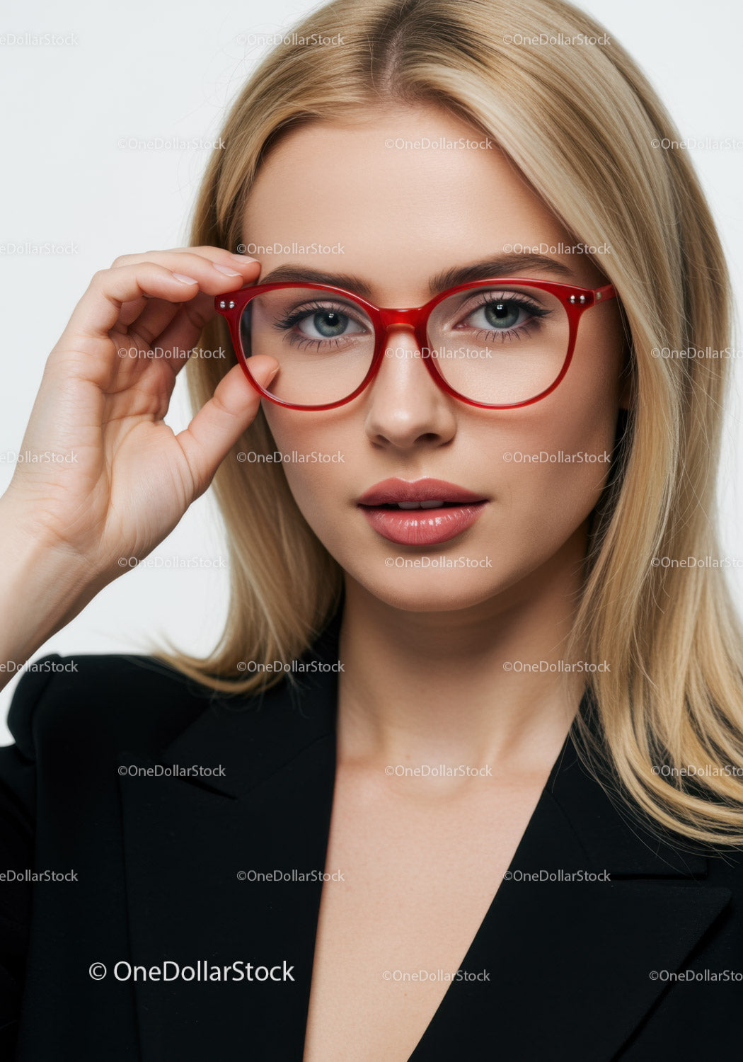 Elegancka blondynka w czerwonych okularach na profesjonalnym portrecie