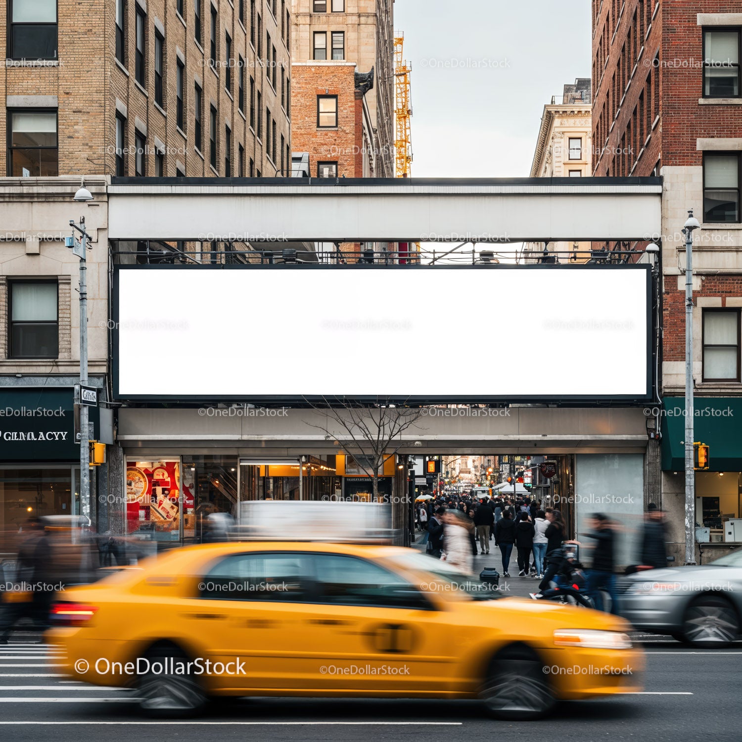Ruchliwa ulica miejska z żółtą taksówką i pustym billboardem