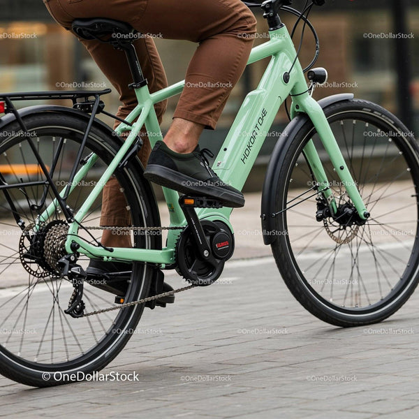 Mężczyzna na jasnoszarej elektrycznej rowerze na miejskim szlaku