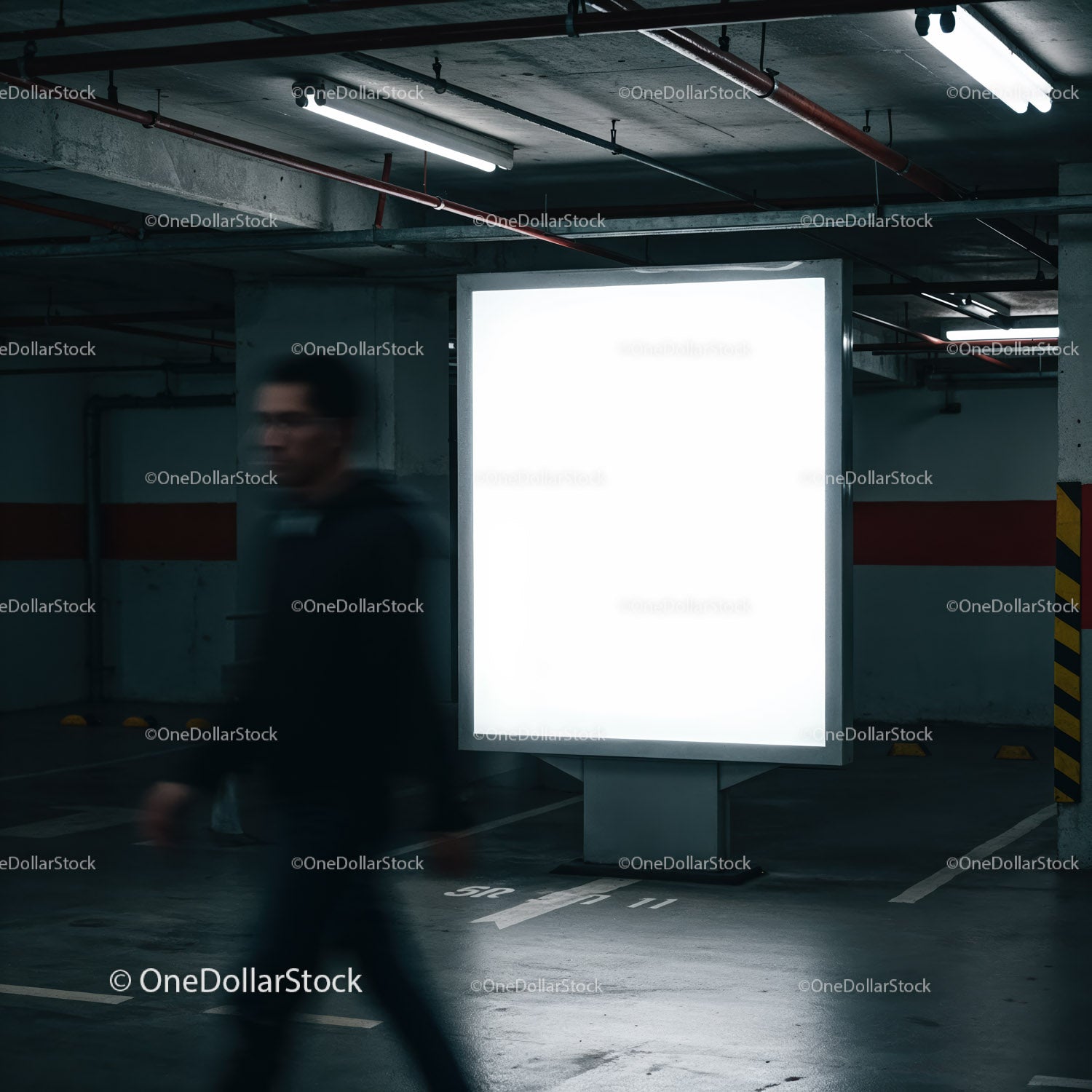 Rozmazany mężczyzna przechodzący obok świecącego billboardu na parkingu