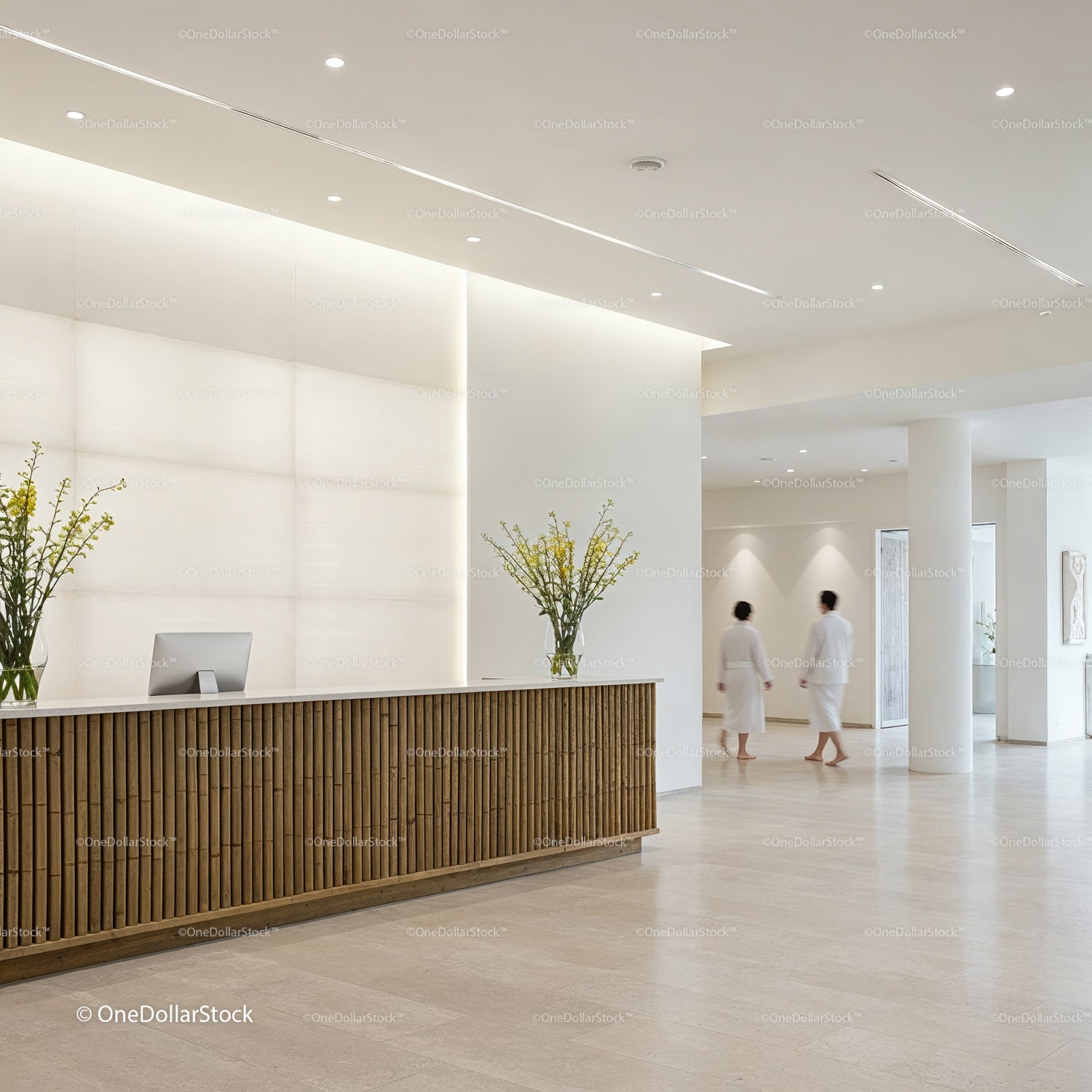 Minimalistyczna recepcja spa z naturalnym bambusowym blatem i delikatnym oświetleniem