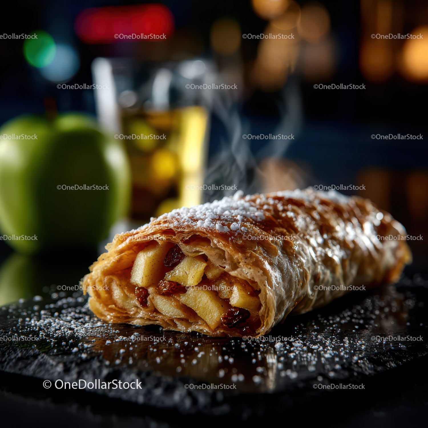 Świeży strudel jabłkowy z cukrem cynamonowym i cukrem pudrem