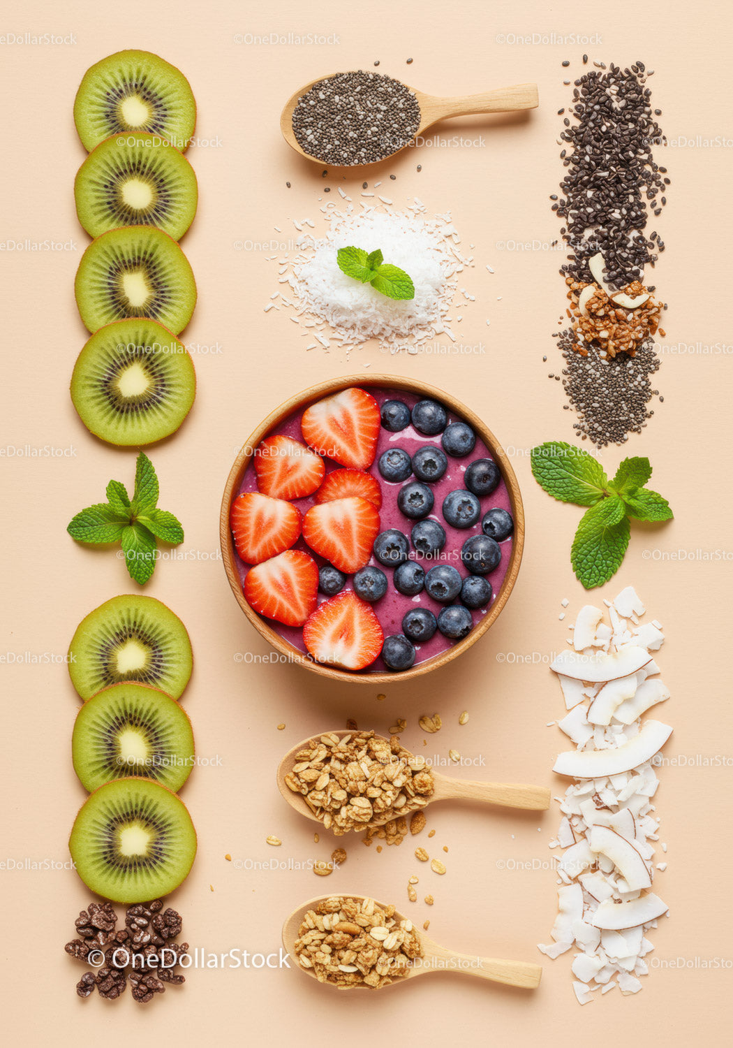Zdrowa miska smoothie ze świeżymi owocami i łyżkami granoli