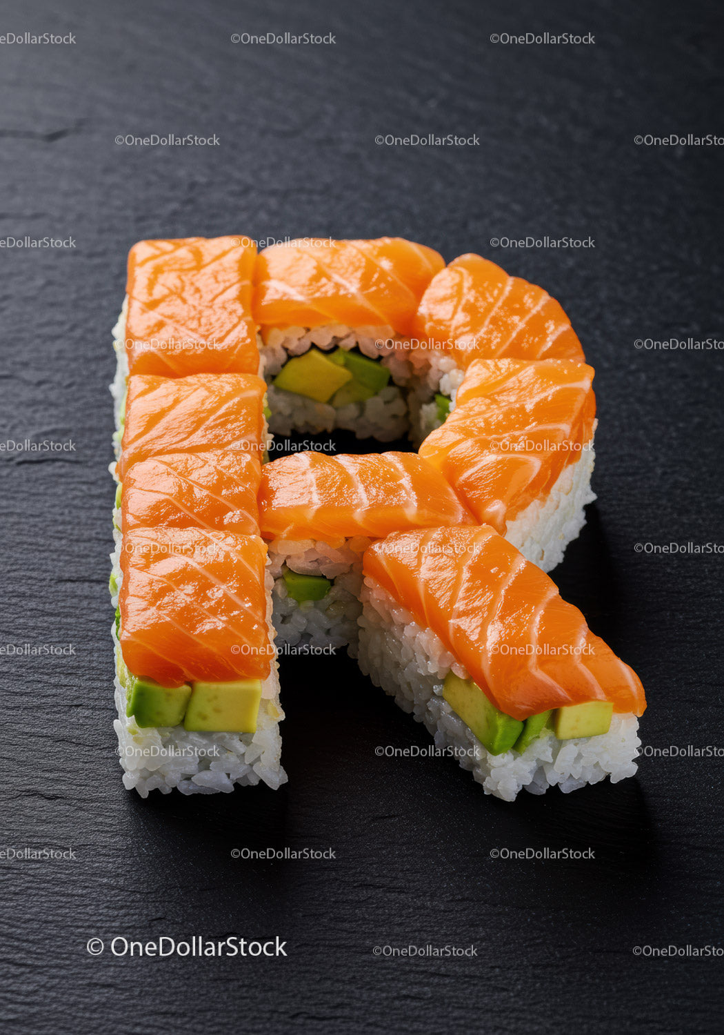 Sushi z łososiem i awokado w kształcie litery R
