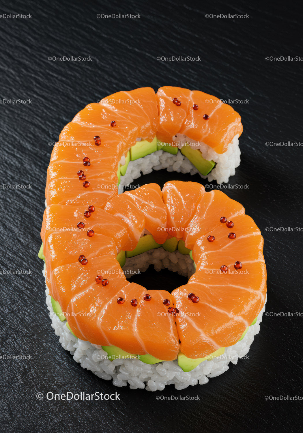 Rolka sushi z łososiem w kształcie cyfry sześć na czarnym talerzu