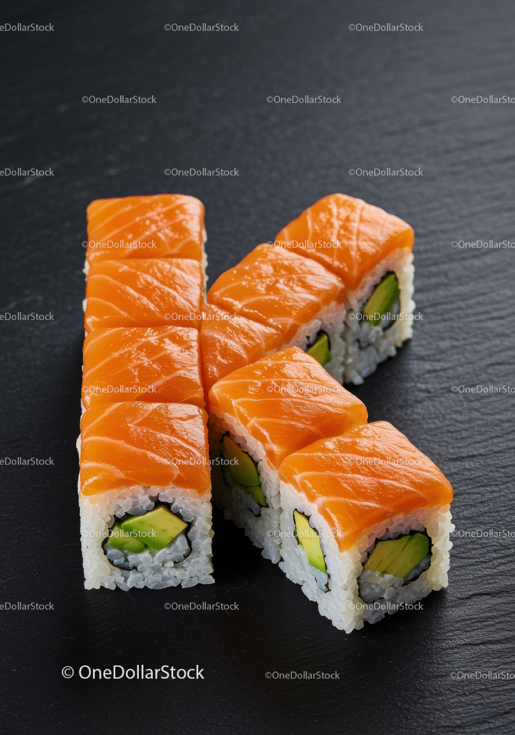 Świeże rolki sushi z łososiem i awokado na czarnym łupku