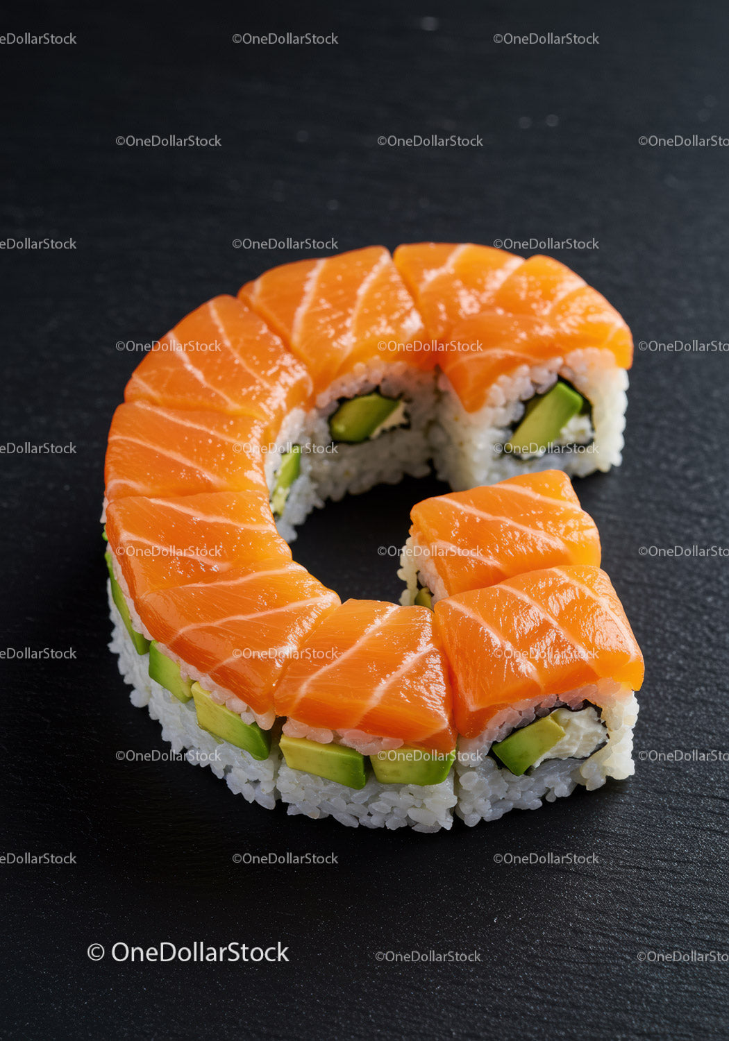 Świeża rolka sushi z łososiem i awokado na powierzchni łupkowej