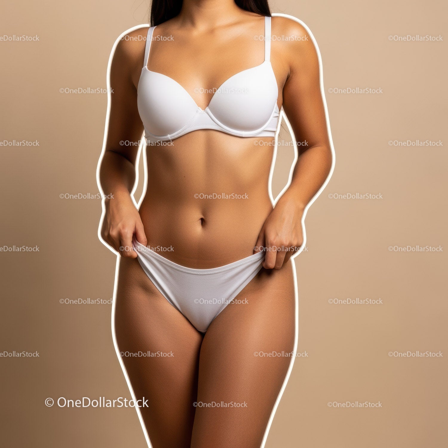 Elegancka biała modelka w bieliźnie z pewną siebie pozą na neutralnym tle