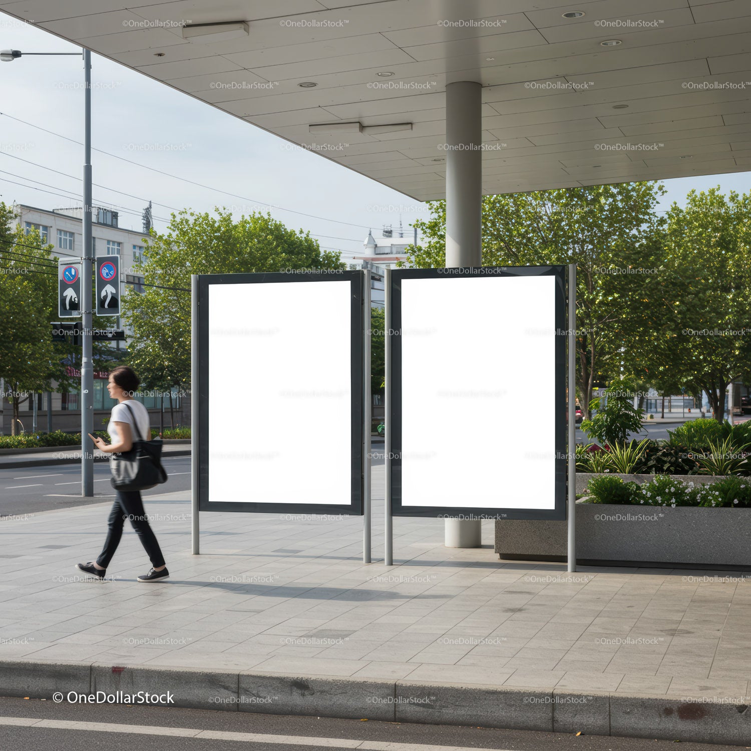 Kobieta przechodząca obok pustych miejskich billboardów reklamowych