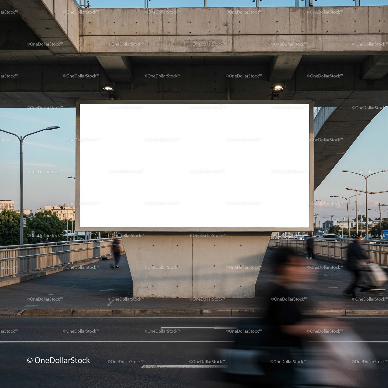 Pusty billboard na miejskim moście dla pieszych o zmierzchu