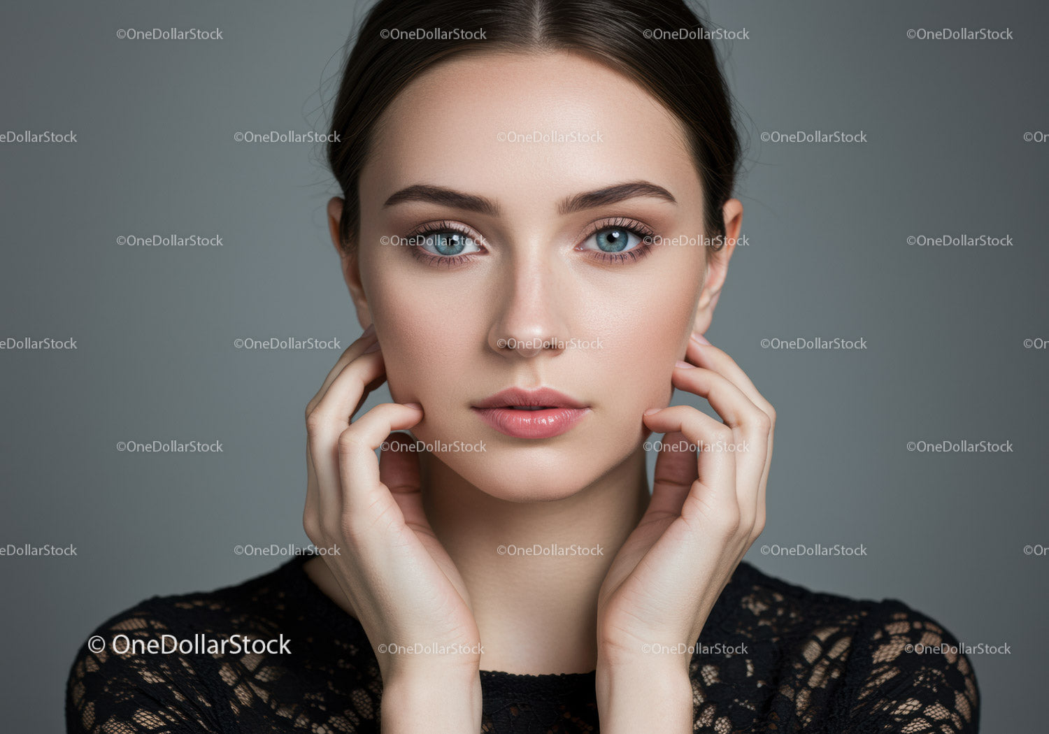 Portret eleganckiej kobiety o czystej skórze i niebieskich oczach