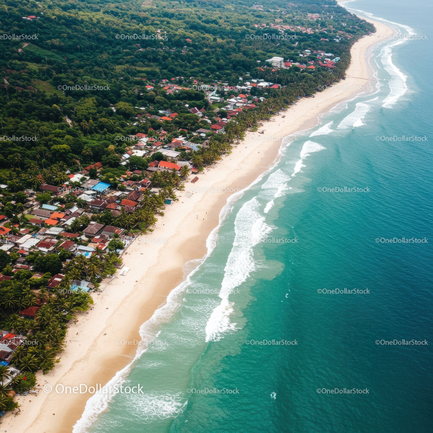 Tropikalna wioska nadmorska z piaszczystą plażą i falami oceanu