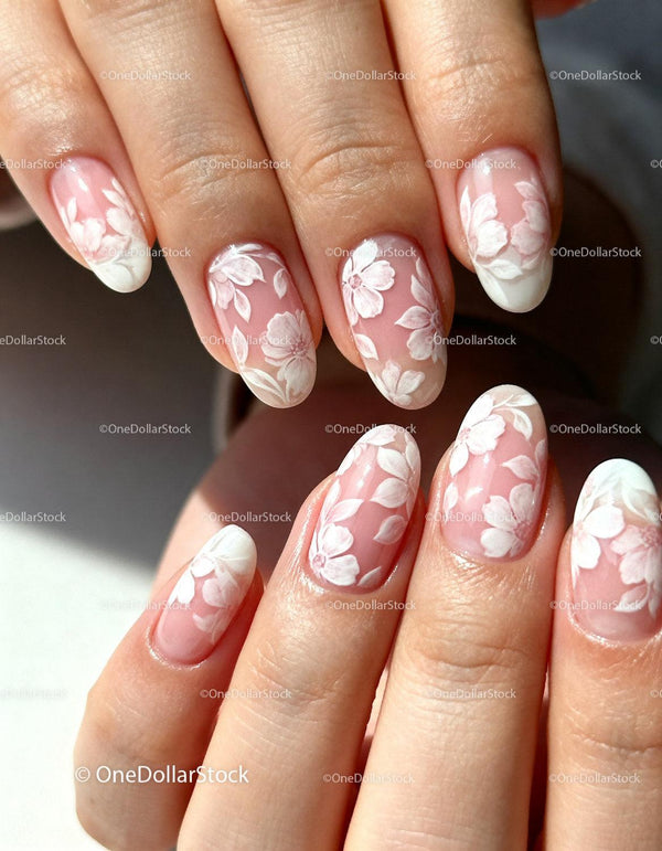 Elegancki biały kwiatowy nail art na naturalnych paznokciach