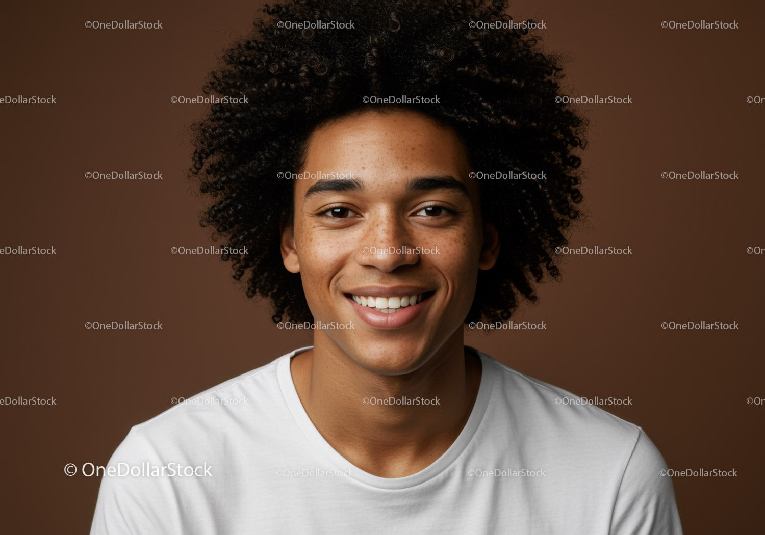 Portret uśmiechniętej młodej kobiety z kręconymi włosami w studiu