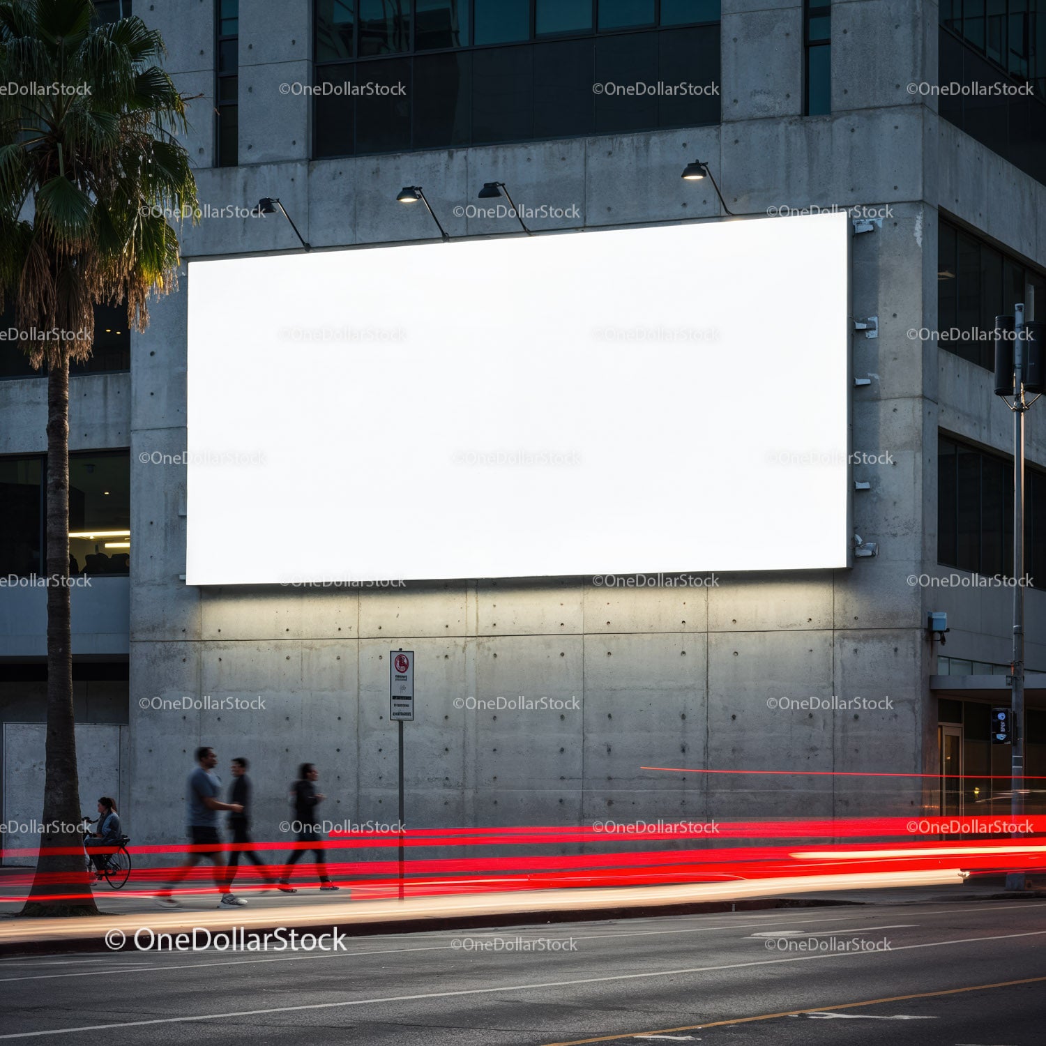 Miejska scena uliczna z oświetlonym pustym billboardem o zmierzchu