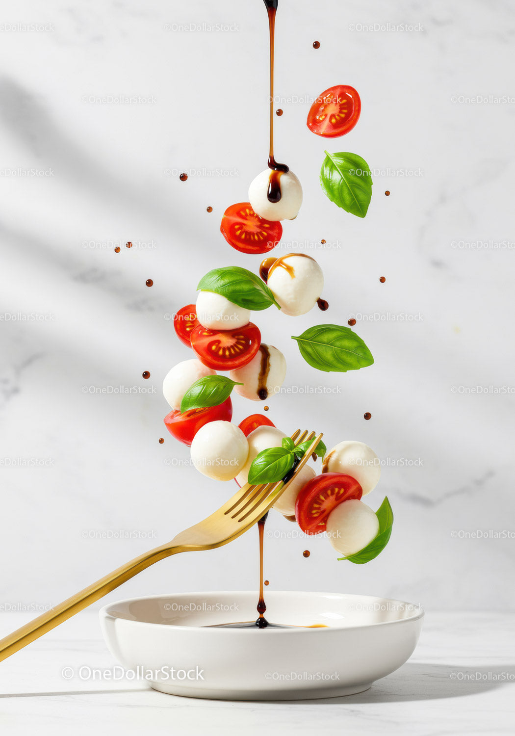 Świeże składniki sałatki Caprese, skropione glazurą balsamiczną