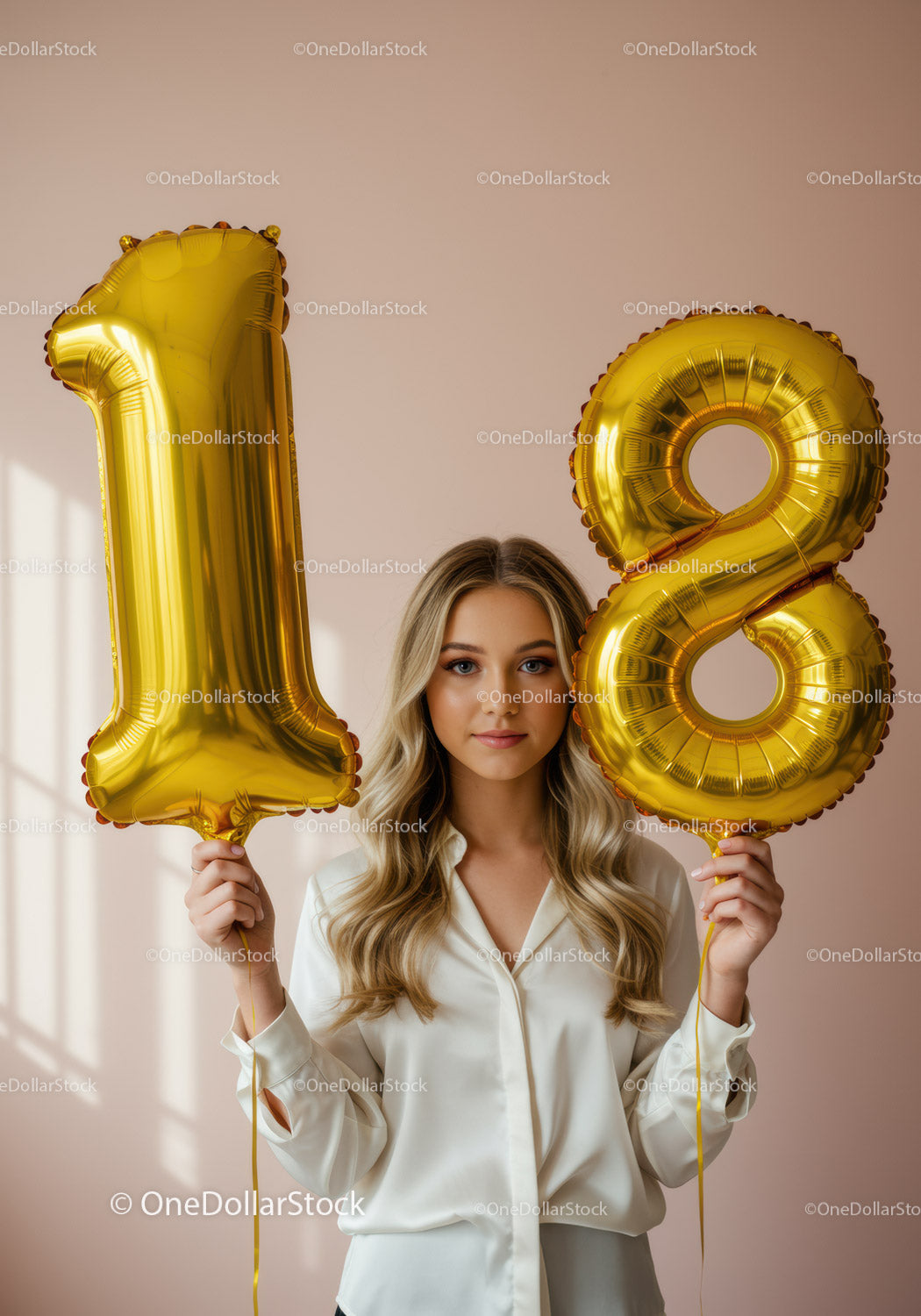Młoda kobieta świętująca 18 urodziny ze złotymi balonami