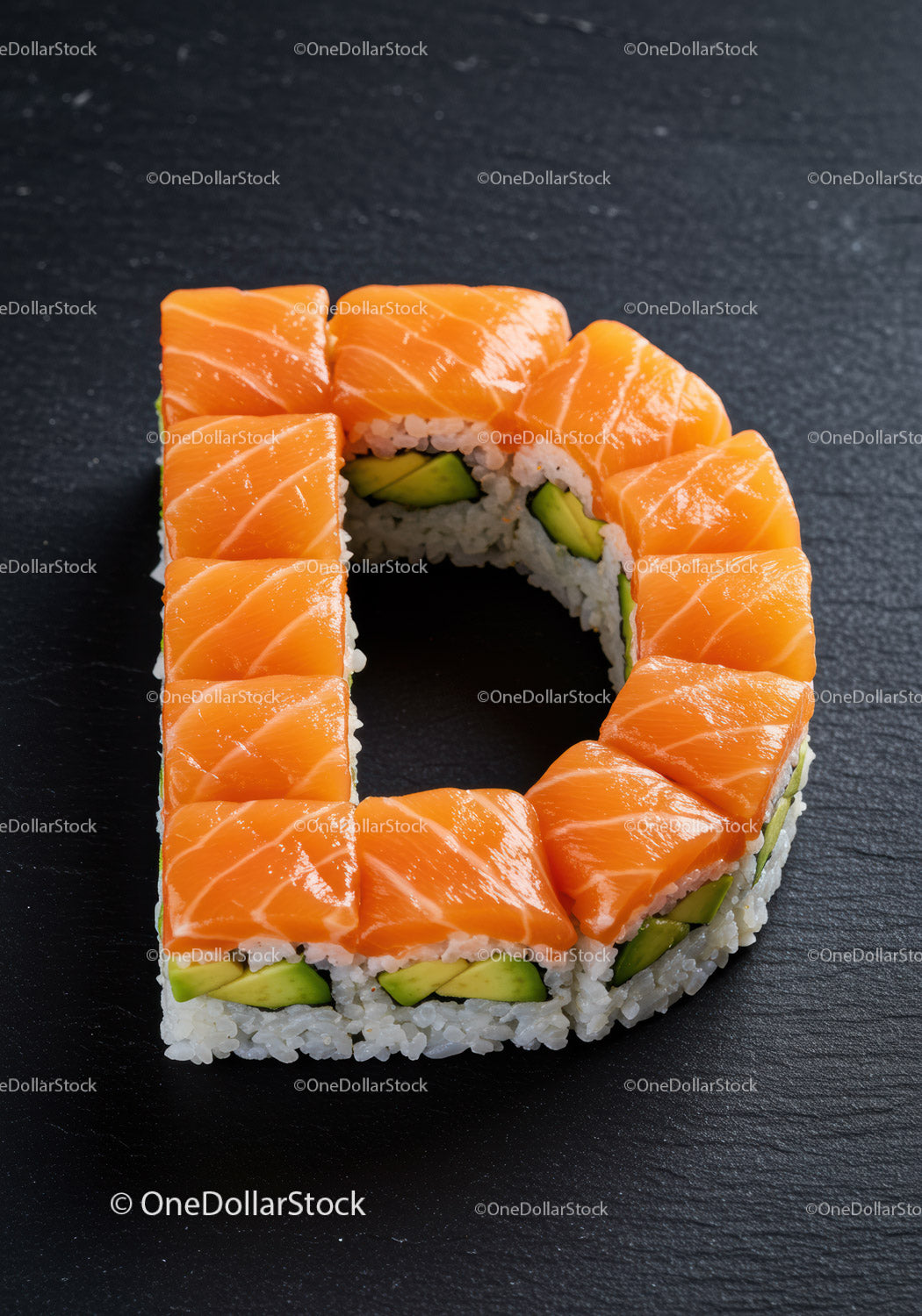 Sushi z łososiem i awokado ułożone w kształt litery D
