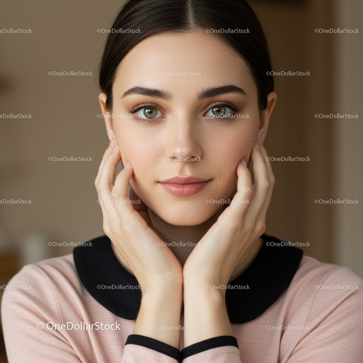 Portret młodej kobiety z zielonymi oczami i naturalnym makijażem