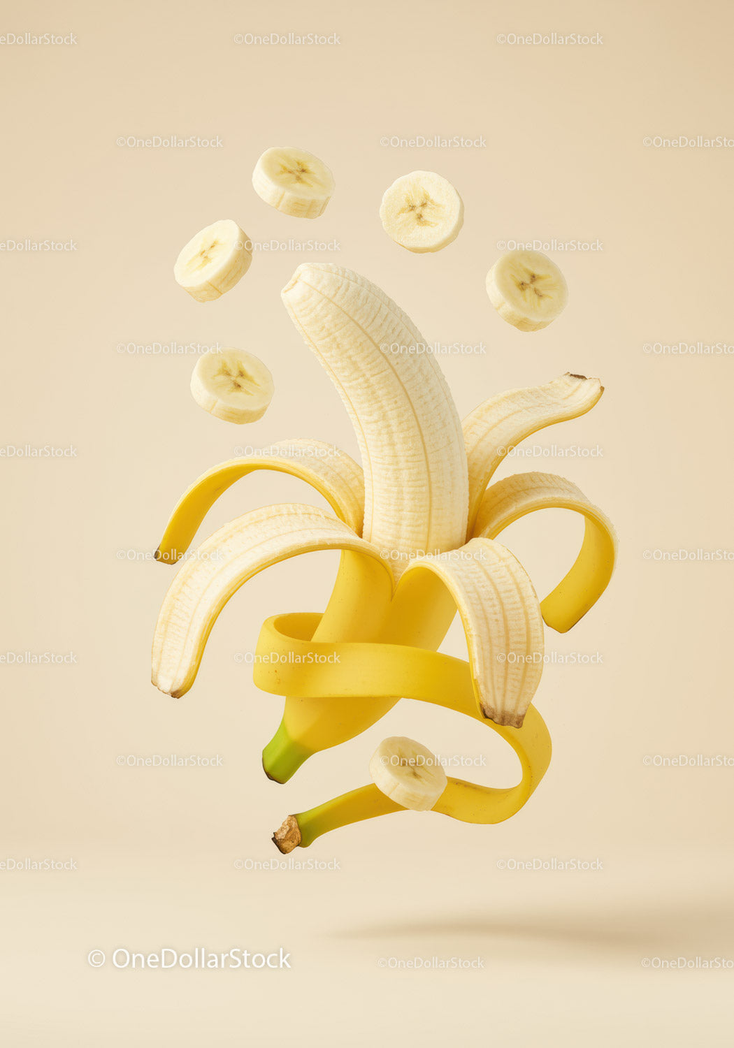 Obrany banan z unoszącymi się plasterkami banana na beżowym tle