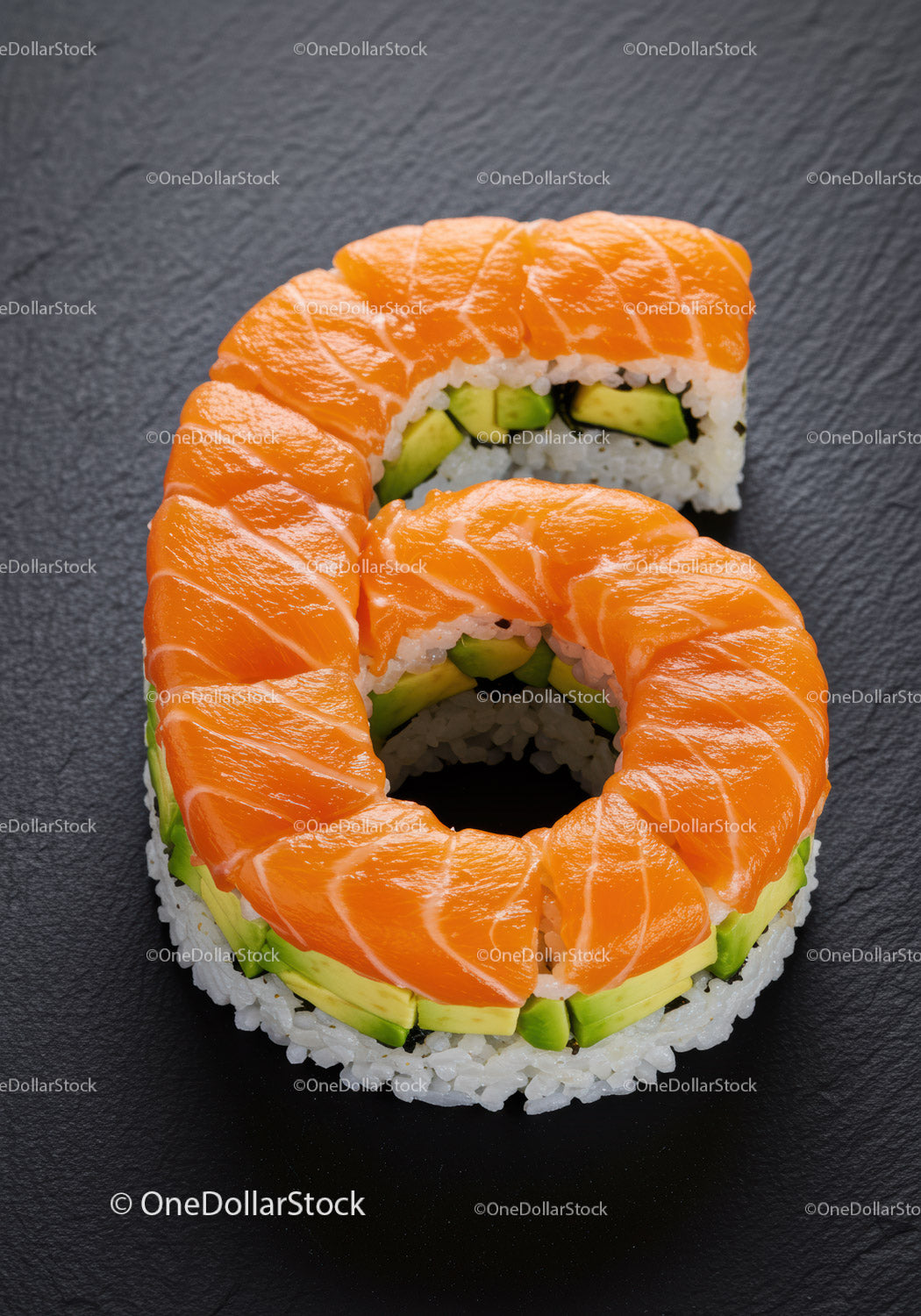 Sushi w rolce z łososiem i awokado w kształcie cyfry sześć