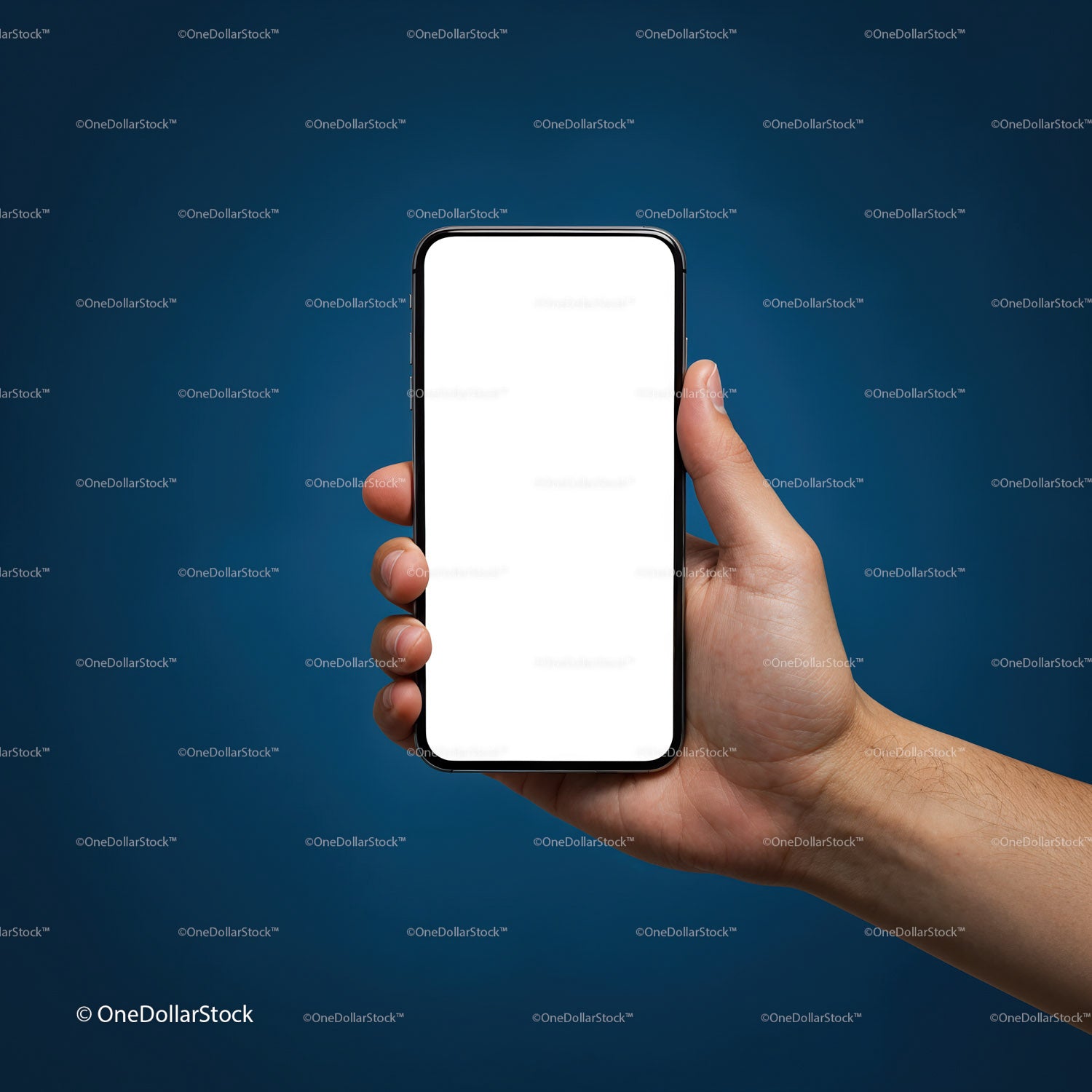 Ręka trzymająca smartfon z pustym, białym ekranem na niebieskim tle