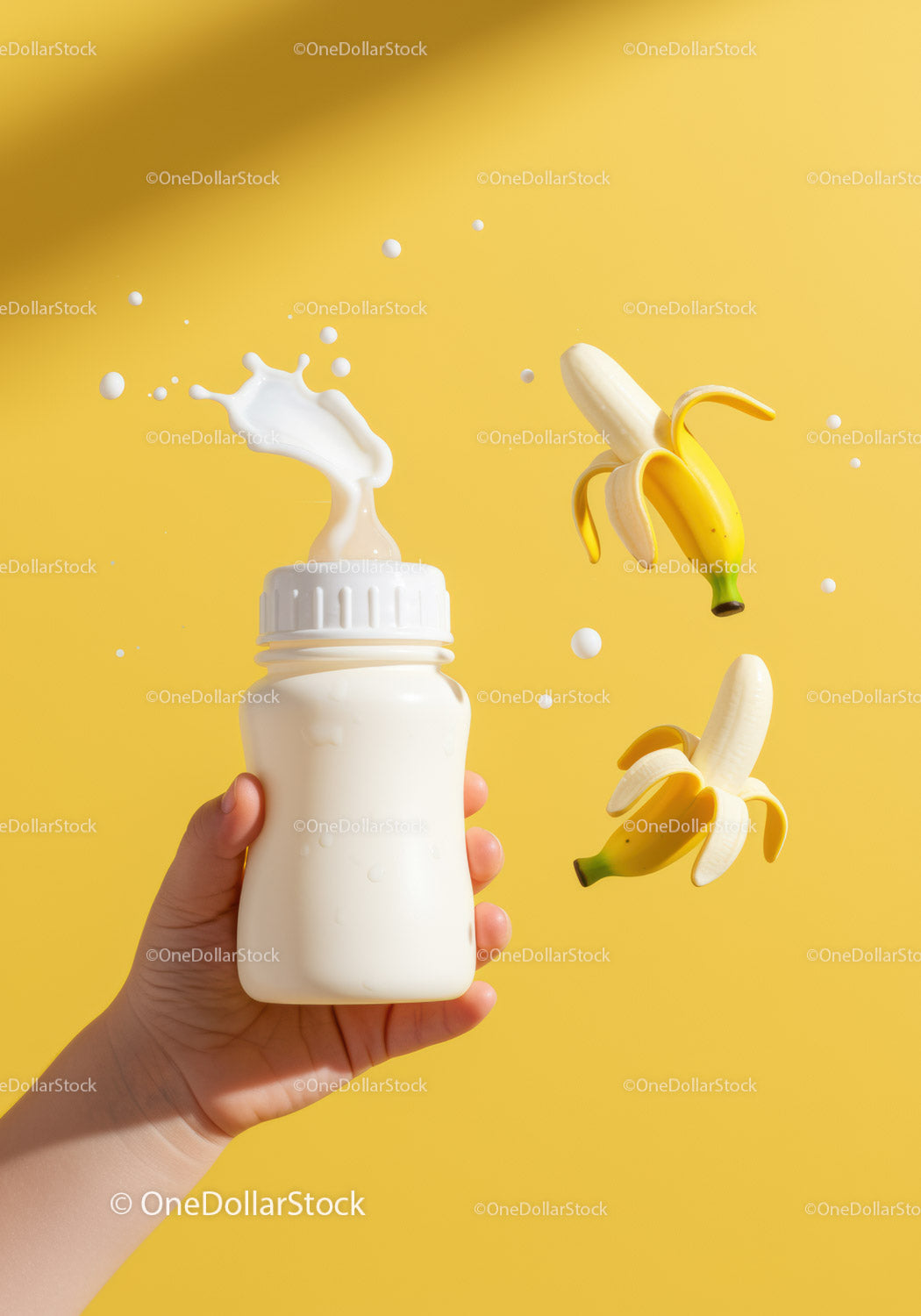 Butelka dla dziecka z odrobiną mleka i świeżo obranymi bananami