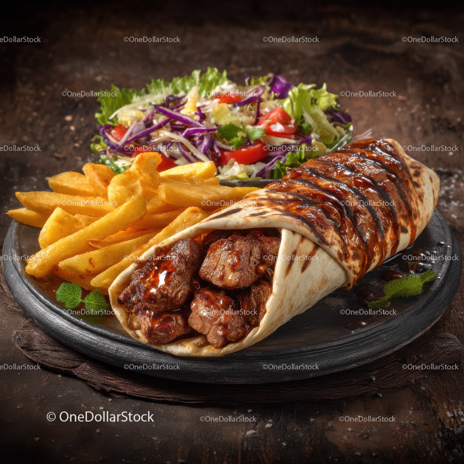 Burrito wołowe z frytkami i świeżą sałatką na gorącym kamiennym talerzu