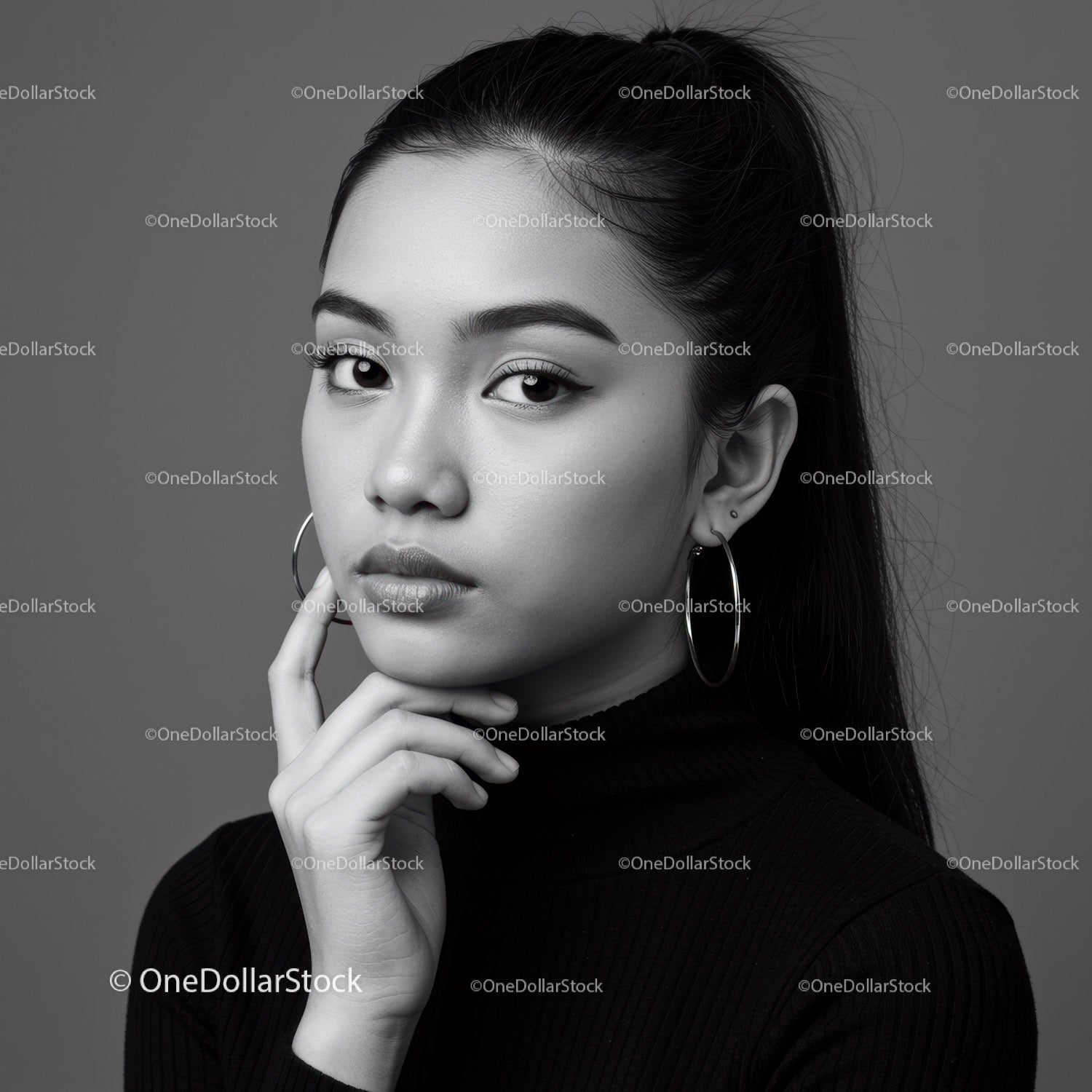 Elegancki monochromatyczny portret pewnej siebie kobiety z kolczykami w kształcie kółek