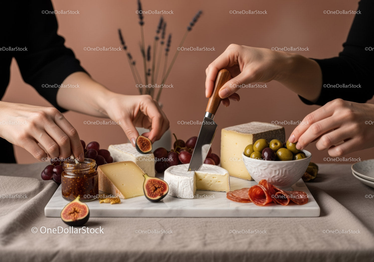 Wykwintny talerz serów i owoców z winogronami i figami na rustykalnym stole