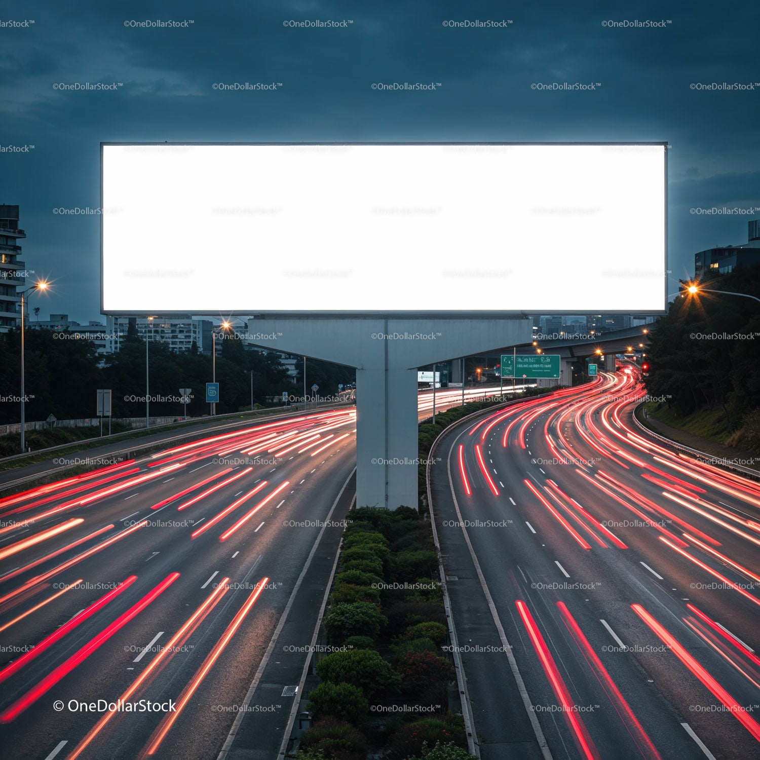 Długie naświetlanie ruchu drogowego z dużym, pustym billboardem