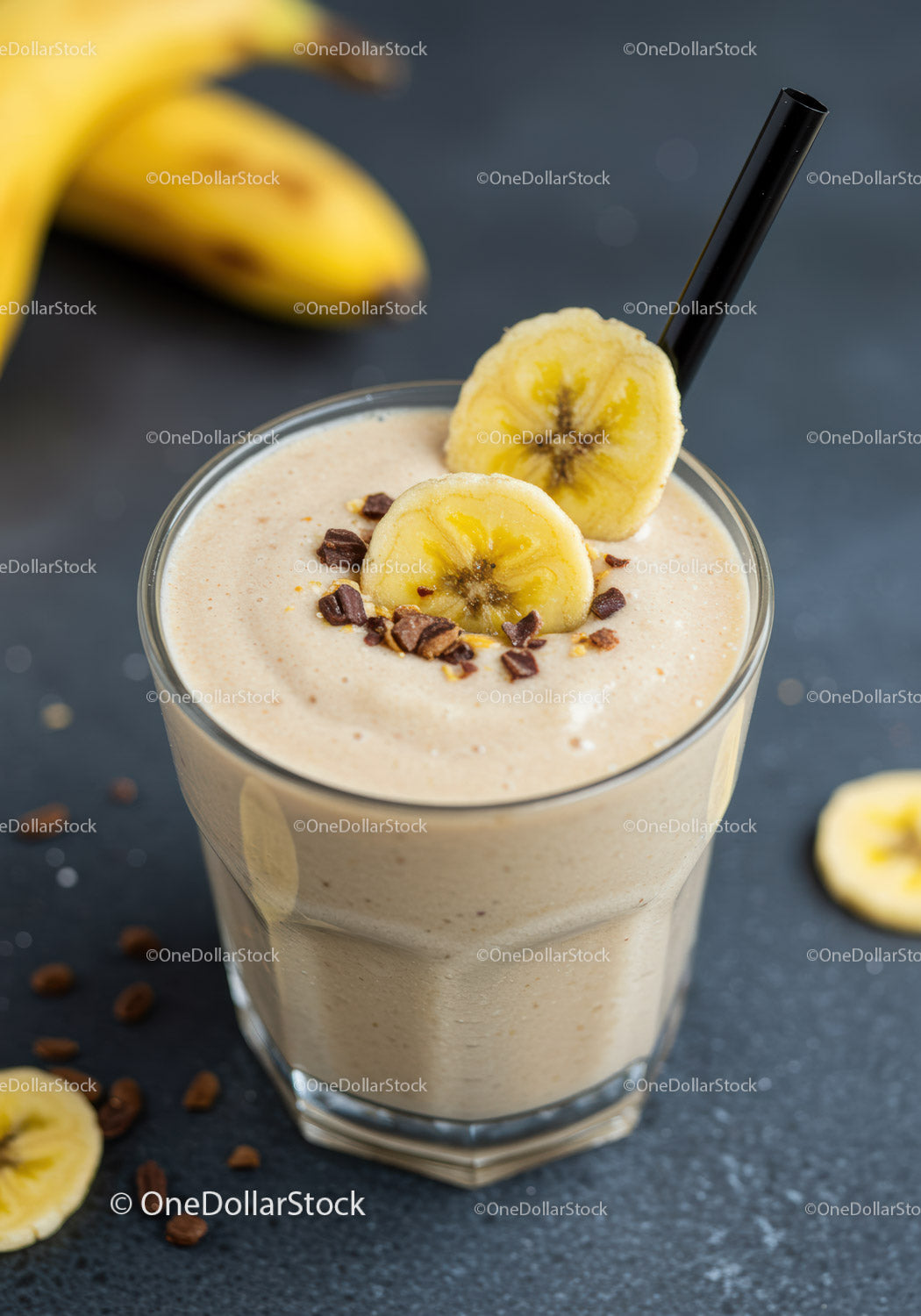Kremowy koktajl bananowy z czekoladą i ziarnami kawy